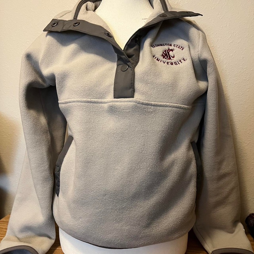 WSU (Washington State University) Champion Pull Over